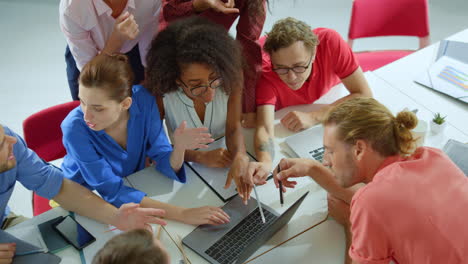 Gente-Creativa-Que-Busca-Una-Computadora-Portátil-En-La-Oficina.-Sala-De-Reuniones-De-Trabajo-Del-Equipo-De-Negocios