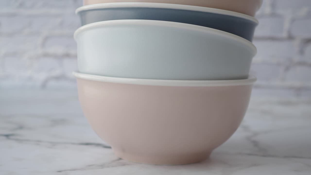 copas de color pastel apiladas