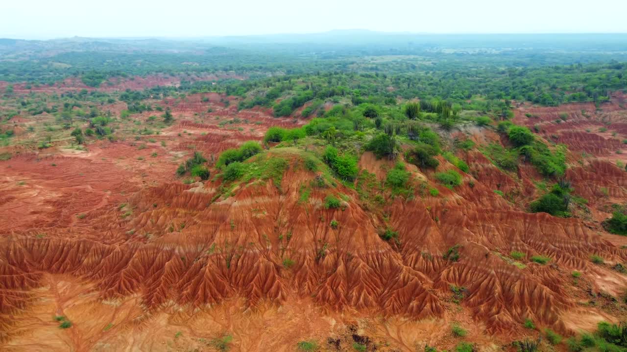 드론이 은 모래 언덕 위로 우아하게 날아가는 것을 경외심으로 지켜보십시오. 끊임없이 변하는 바람에 의해 조각된 모래의 파동을 포착합니다.
