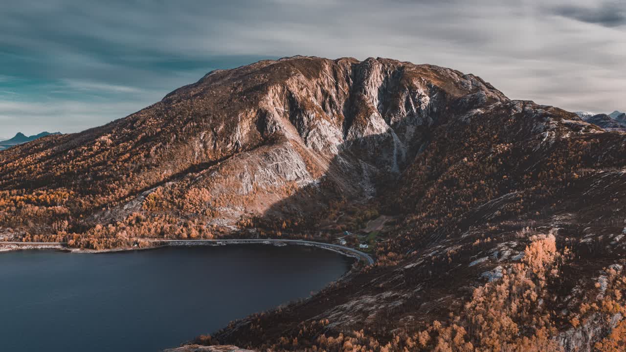 Vista aerea della montagna, del fiordo di Beiar e della valle vicino a Kjelling, Norvegia