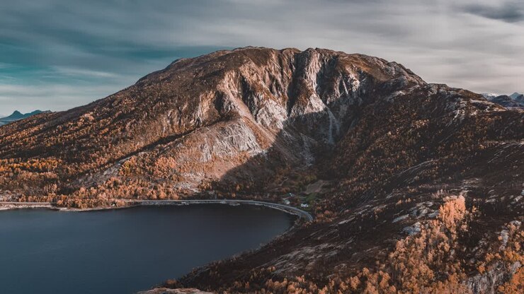Vista aerea della montagna, del fiordo di Beiar e della valle vicino a Kjelling, Norvegia