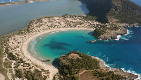 Dunas-De-Arena-En-Forma-De-Omega-De-La-Playa-De-Voidokilia-En-La-Zona-Mediterránea-De-Messinia,-Grecia