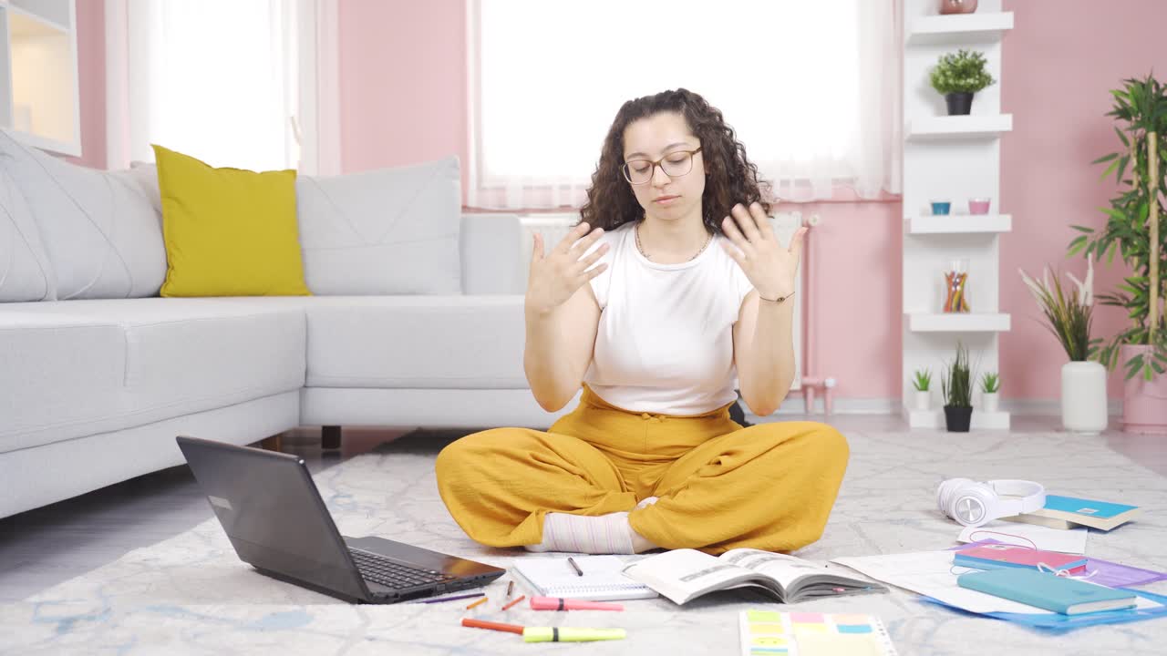 студентка, которую переполняет жара.