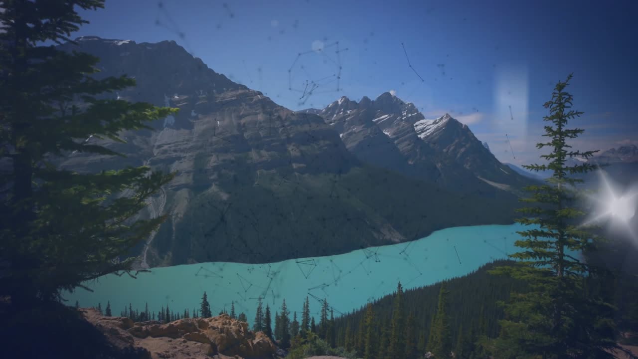 All'avvio della riproduzione, una telecamera fissa cattura un lago turchese e una pineta, mostrando la bellezza della montagna.