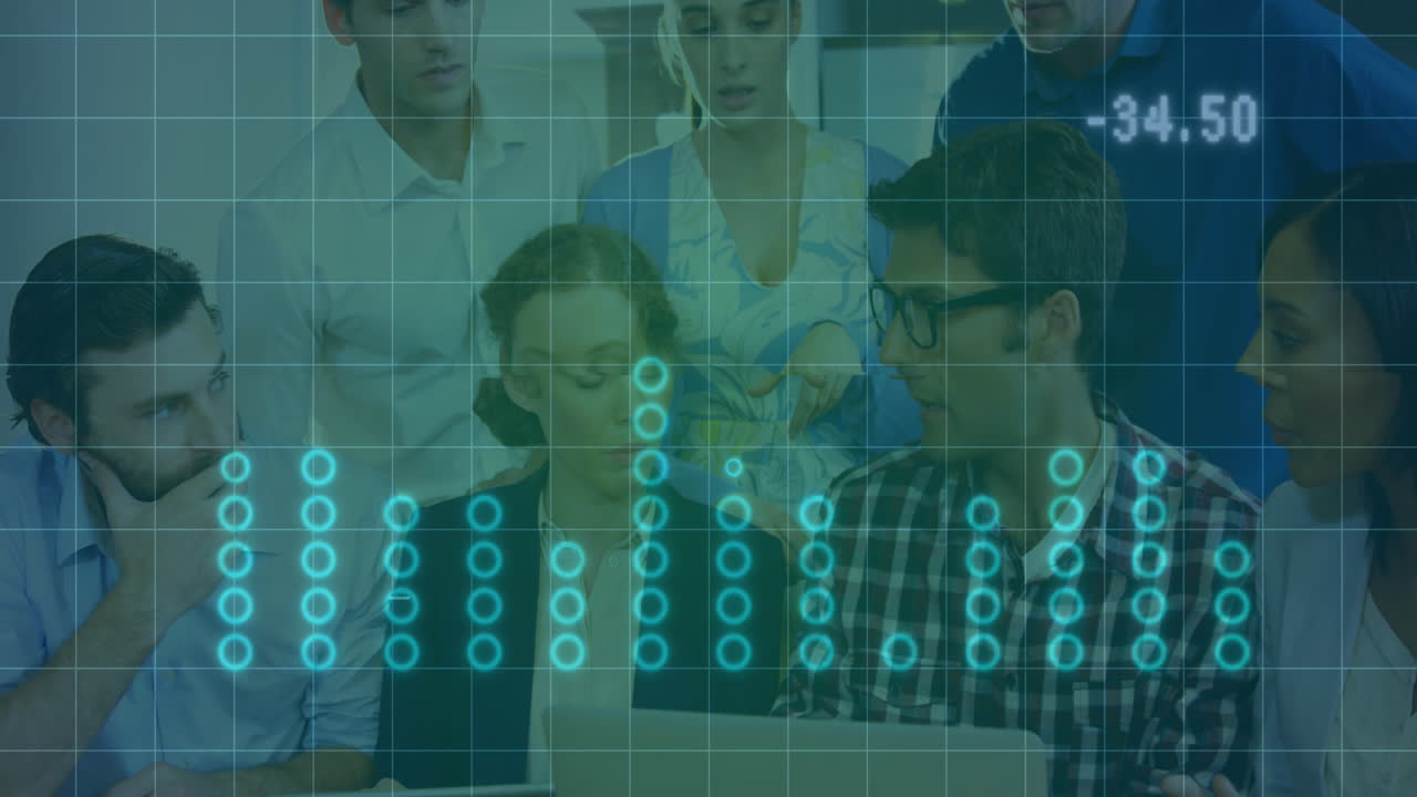 анимация обработки статистических данных в команде различных коллег, обсуждающих в офисе