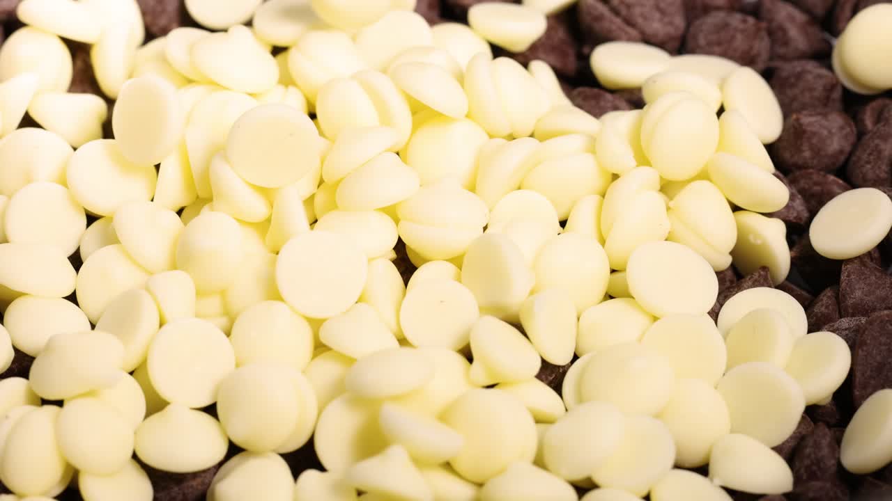 patatas blancas mezcladas con patatas de chocolate oscuro