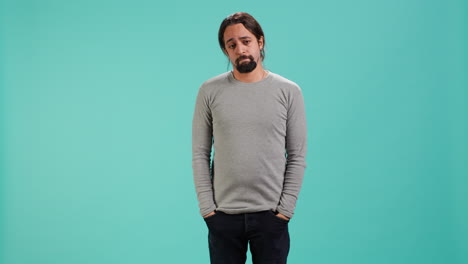 retrato de un hombre preocupado sintiéndose triste y sacudido por malas noticias