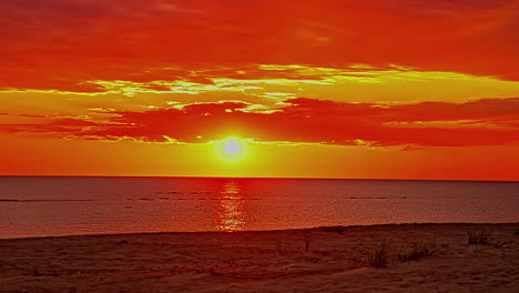 amanecer rojo brillante sobre el horizonte del paisaje marino, lapso de tiempo de fusión