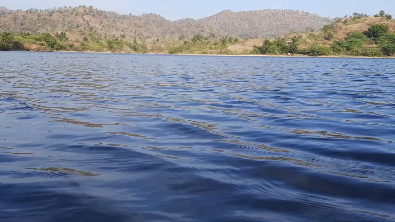 paisaje con montañas, bosque y un río al frente