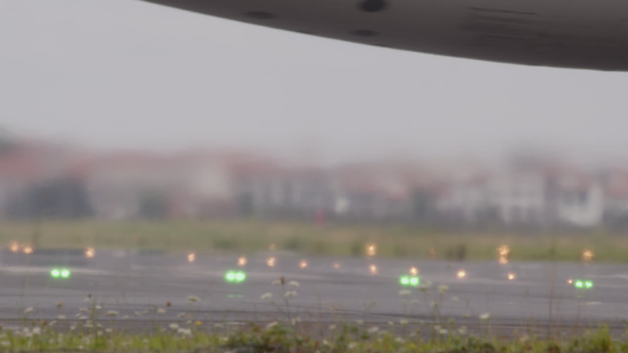 비행기가 활주로에서 택시를 하고 있다