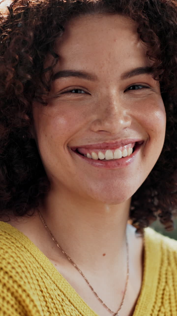 Retrato em Close-up de Jovem Mulher Feliz com Cabelo Cacheado Sorrindo
