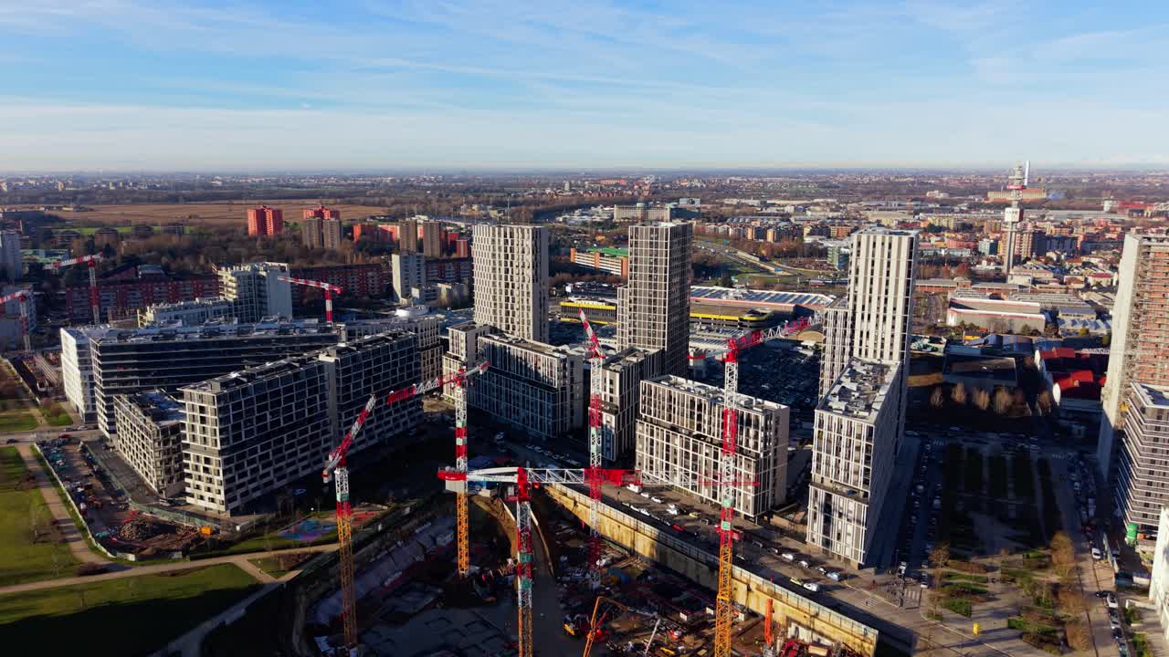 Luftfoto fra drone af et moderne boligområde i Cascina Merlata, Milano. Viser bæredygtige bygninger, grøn arkitektur og solpaneler på tagene