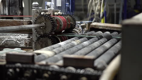 paneles de vidrio moviéndose a lo largo de la línea sobre rodillos de transmisión en la fábrica de vidrio en cámara lenta