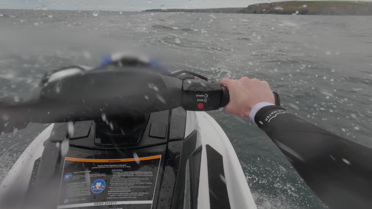 Ripresa POV di un pilota di jet ski che sfreccia sulle onde agitate, prendendo il volo.