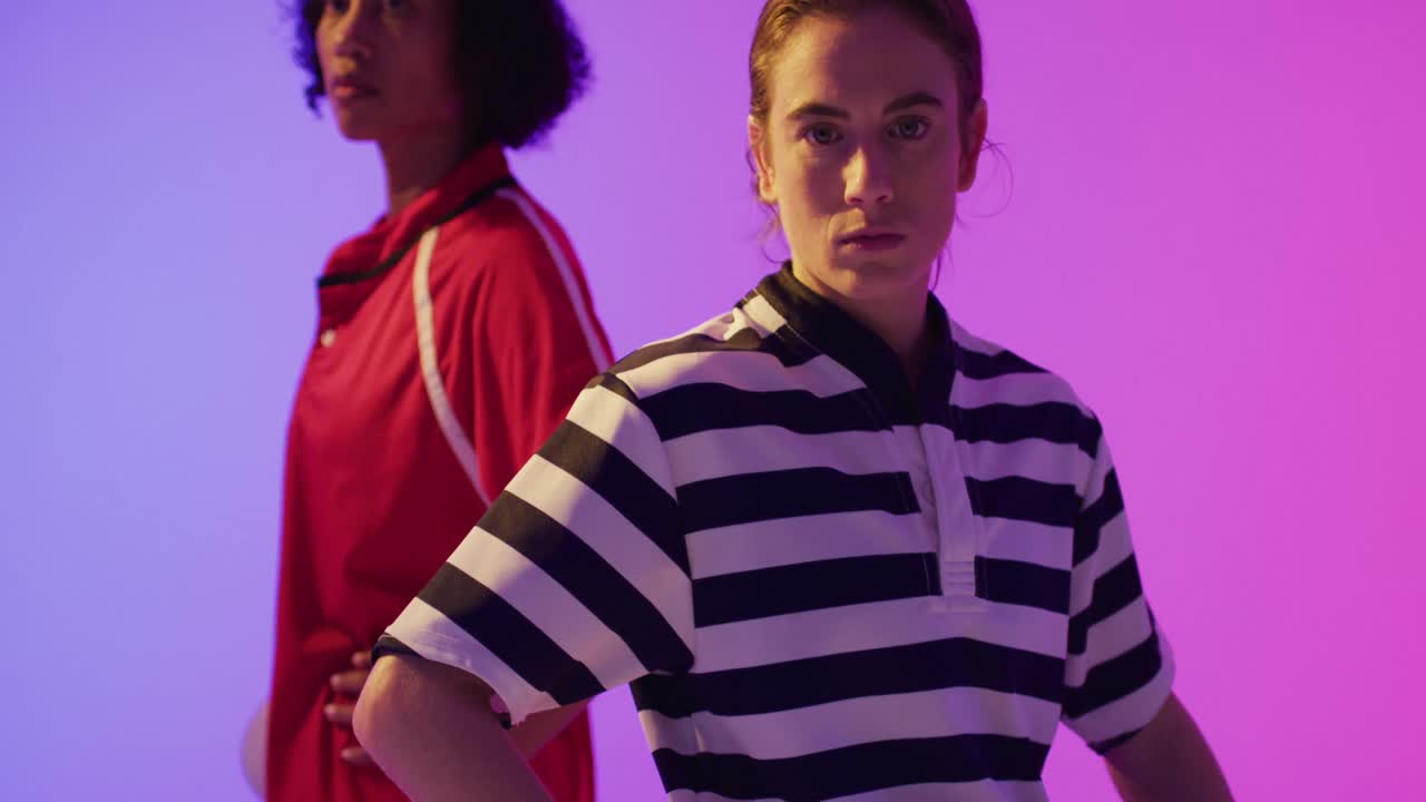 네온 분홍색 조명 위에 럭비 공을 가진 다양한 여성 럭비 선수들의 초상화