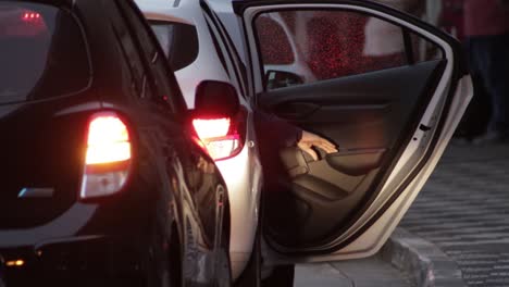 homme d'affaires avec assurance entrant dans un taxi au brésil são paulo