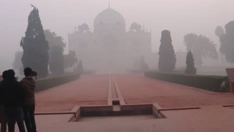 Tumba-De-Humayun-En-La-Mañana-Brumosa-Desde-Una-Perspectiva-única-Tomada-En-Delhi-India