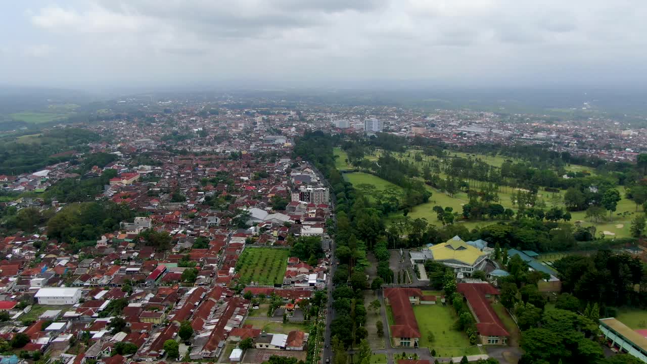 telhados de edifícios e gramados de campo de golfe da cidade de magelang, vista aérea urbana