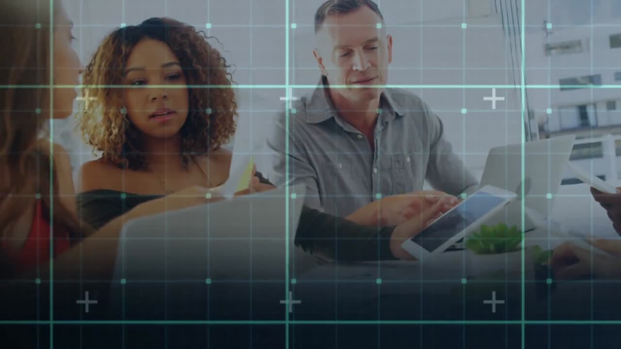 red de red contra colegas de oficina que trabajan juntos en la oficina