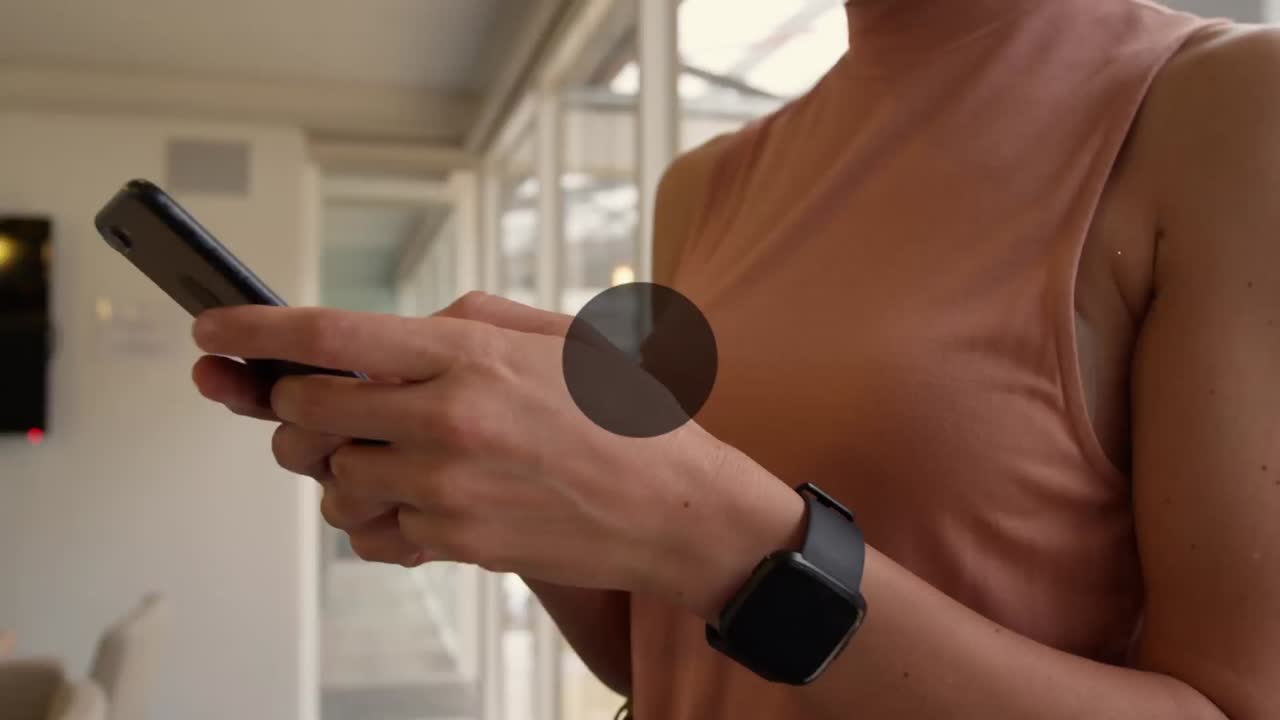 animación de una red de conexiones con iconos de los medios sobre mujeres biraciales que usan teléfonos inteligentes