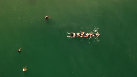 gente nadando en un lago