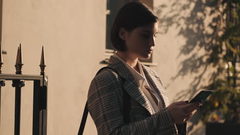 Mujer-Elegante-Usando-Un-Teléfono-Inteligente-Al-Aire-Libre.