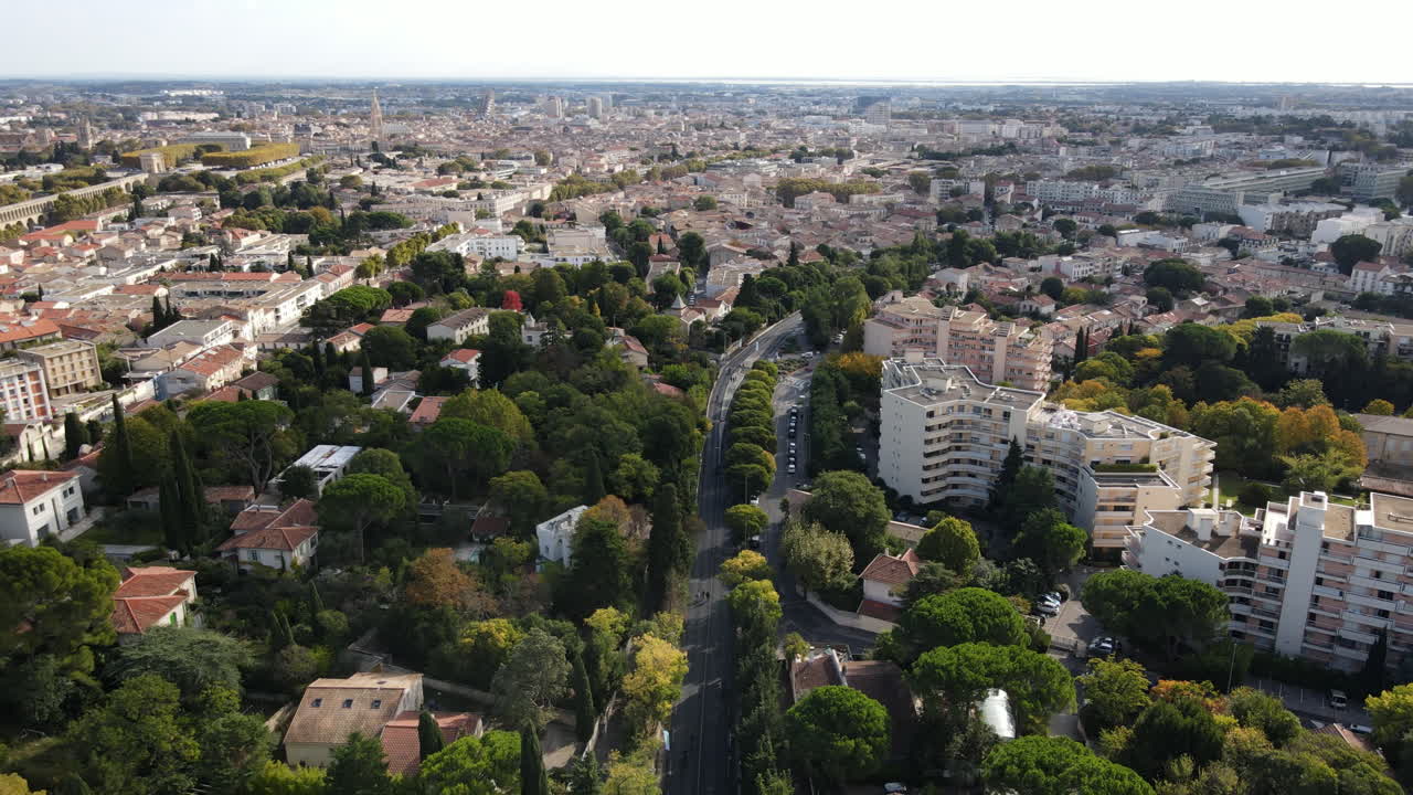 Veduta aerea di Montpellier con appartamenti moderni e vegetazione.