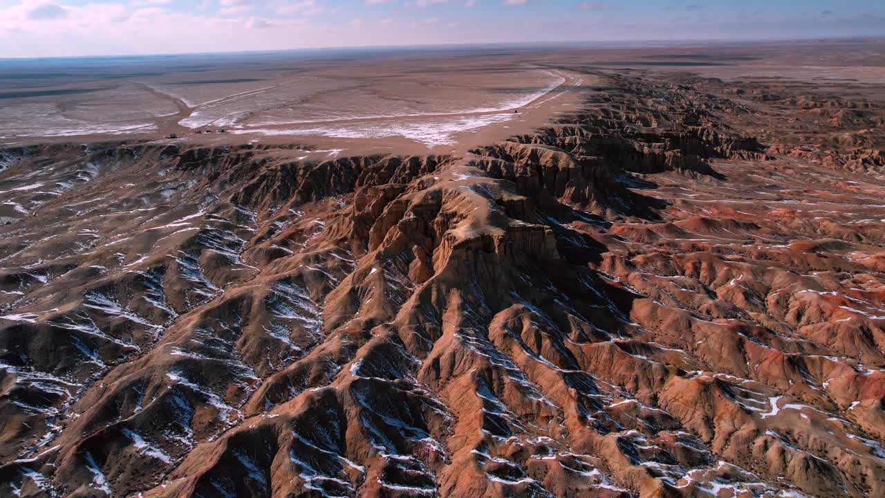 Prospettiva con drone delle Scogliere di Tsagaan Suvarga, Gobi, Mongolia.