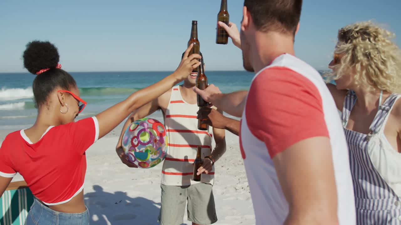 jóvenes amigos adultos pasando el rato juntos en la playa 4k