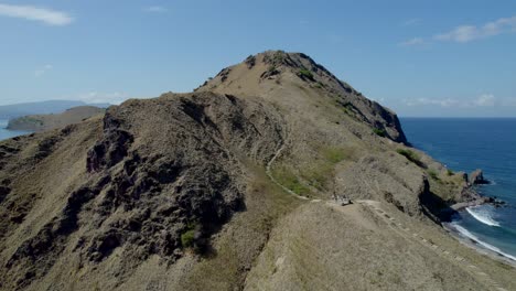 Komodo-Antenne-Der-Klippe-An-Einem-Heißen,-Sonnigen-Tag