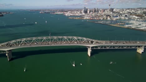 seguimiento aéreo del tráfico en el puente del puerto de auckland, la conexión de transporte más importante de la ciudad