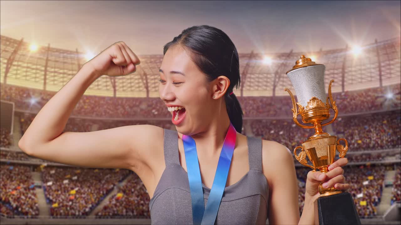 atleta femenina celebrando la victoria con trofeo y medalla