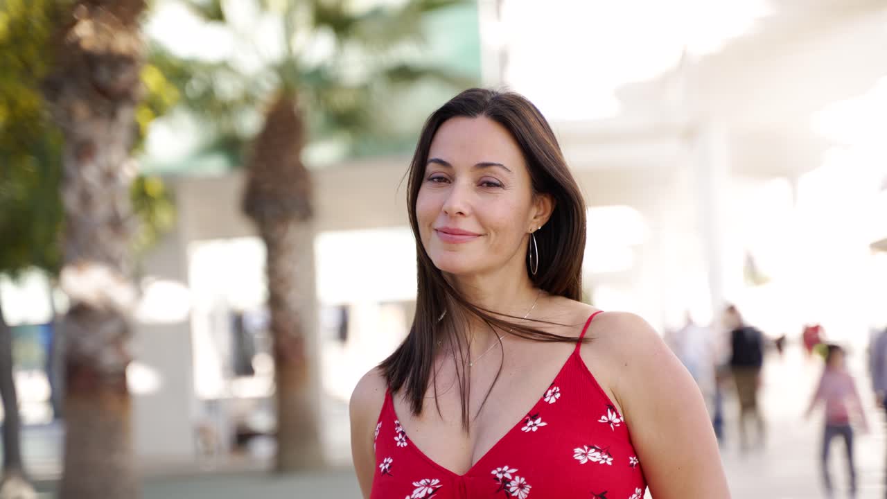 mujer sonriente en un vestido floral rojo