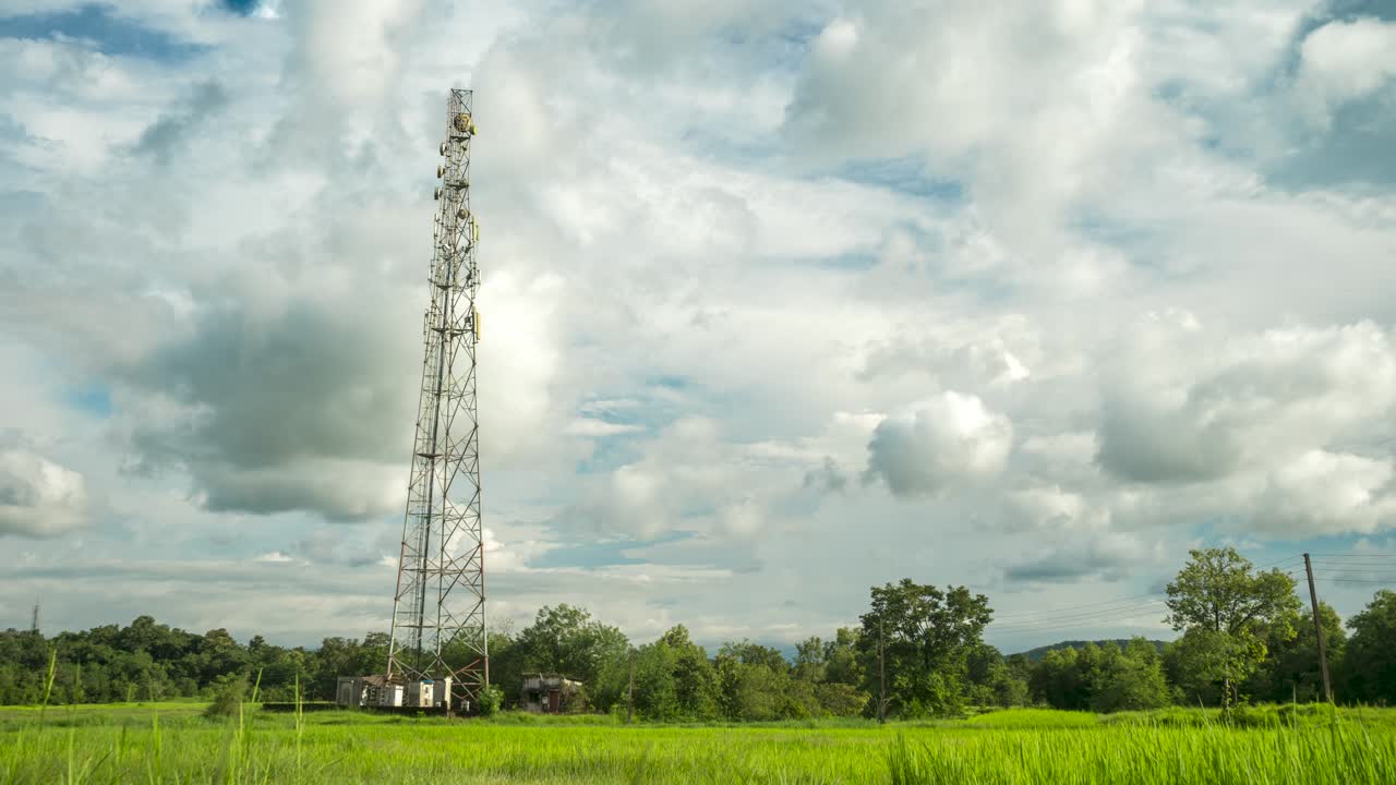 torre de red móvil de nubes en movimiento en timelaps de campo agrícola