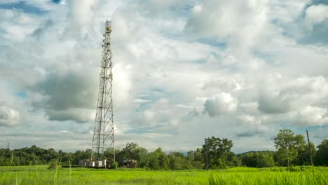 Sich-Bewegende-Wolken,-Mobiler-Netzwerkturm-Im-Zeitraffer-Auf-Dem-Bauernhof