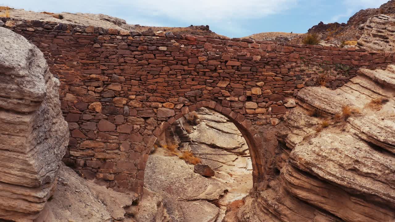 vista aérea del histórico puente de piedra. 4k