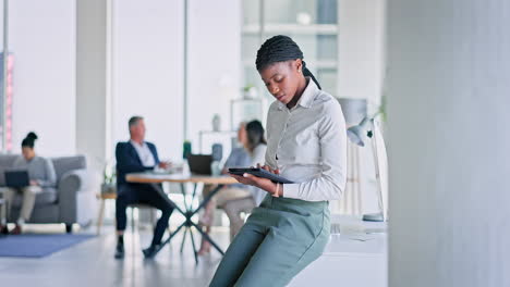 negocios, tabletas y mujeres negras pensando