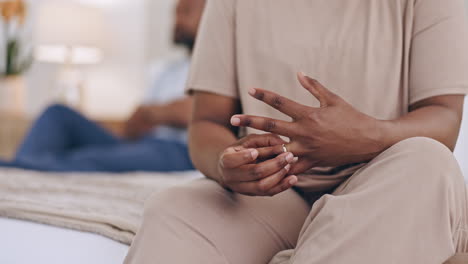 mujer, manos y anillo en el divorcio