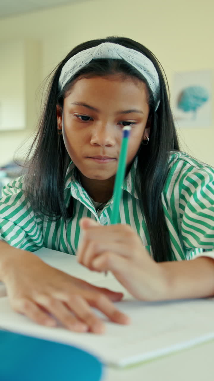 Giovane ragazza che scrive e pensa mentre fa i compiti