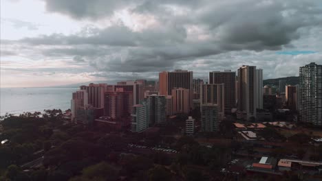 Aerial-drone-footage-of-Honolulu,-Hawaii