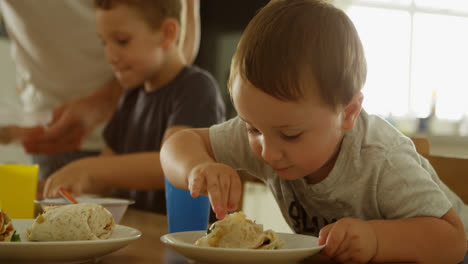 Niños-Comiendo-Con-Su-Padre-En-La-Mesa-Del-Comedor-4k