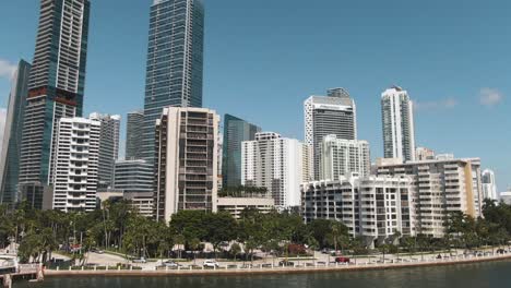 Estrecha-Toma-Aérea-De-Los-Edificios-De-Brickell-En-El-Centro-De-Miami-Frente-Al-Mar-4k