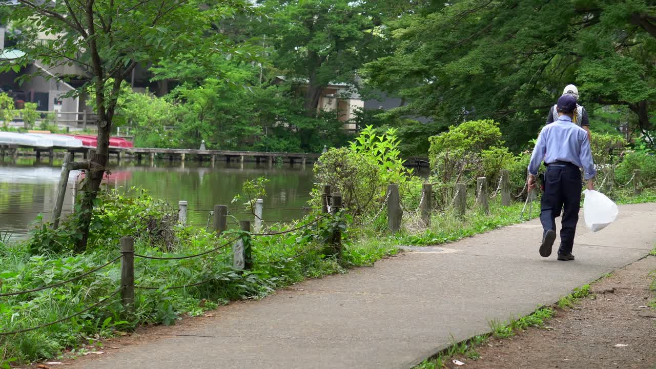 en el verano del parque zempukuji, en tokio, japón, mucha gente sale a caminar por sus diferentes senderos, refrescándose a la sombra de los árboles, sus lagos y el verde intenso de la naturaleza