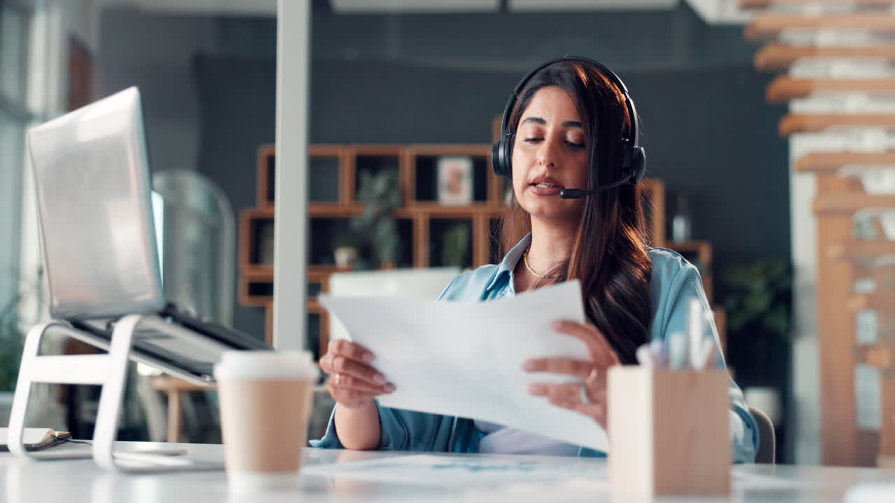 Mulher Profissional em Videochamada com Headset no Escritório