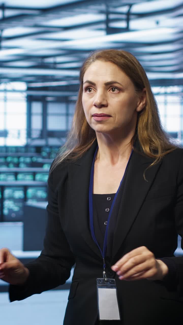 Professionista che gesticola in un moderno ambiente di data center