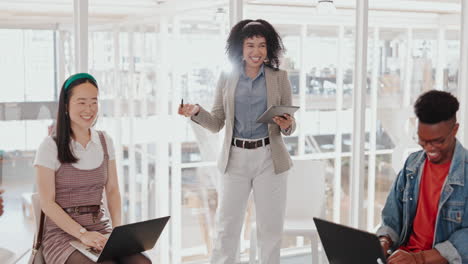 Mujer-De-Negocios,-Mentora-O-Tableta-En-Reunión-De-Equipo