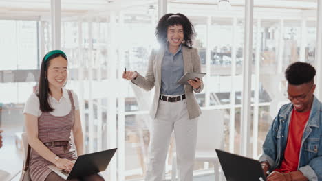 mujer de negocios, mentor o tableta en una reunión de equipo