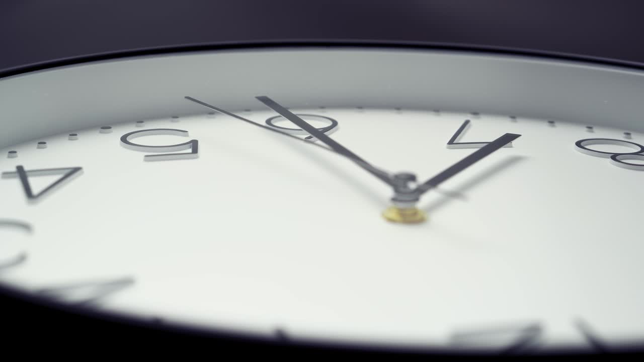 reloj de pared blanco, primer plano, movimiento rápido. la cámara sigue la manija de segundos. concepto de tiempo.