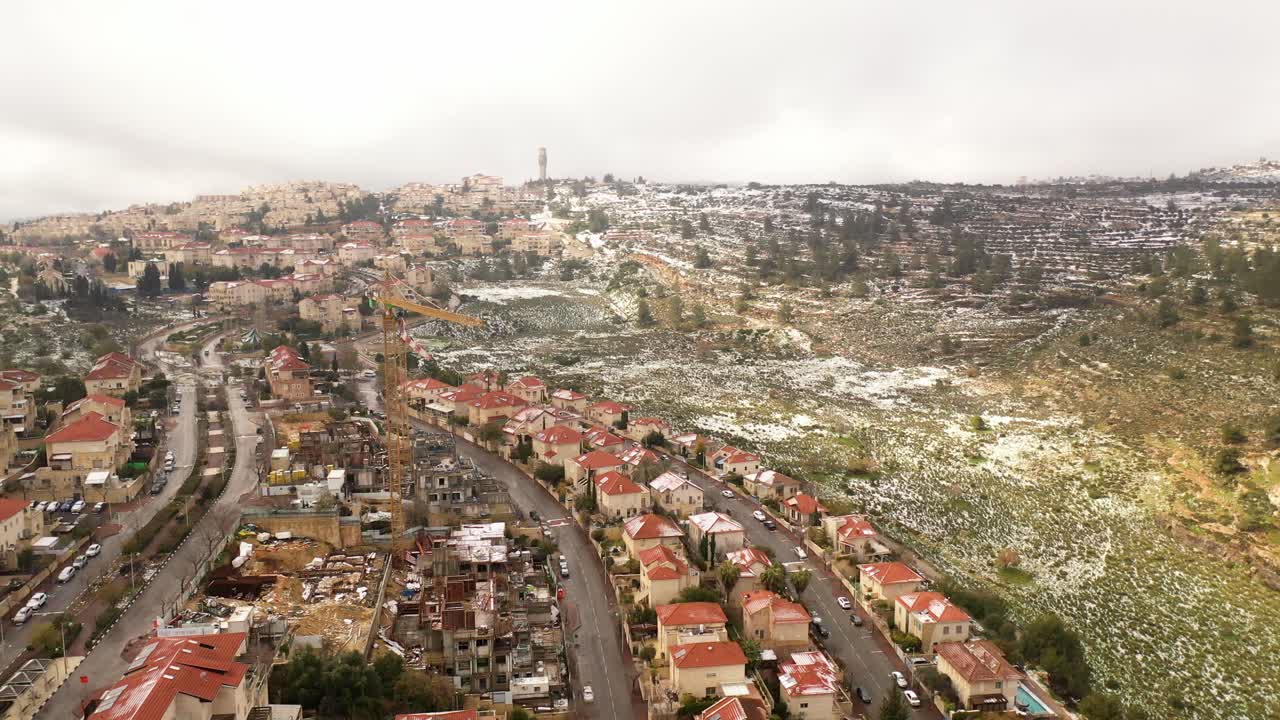 vista aérea de la ciudad de las montañas nevadas