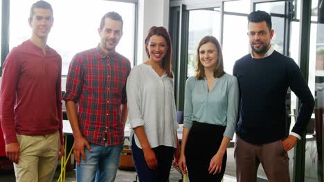 retrato del equipo de negocios de pie juntos en la oficina
